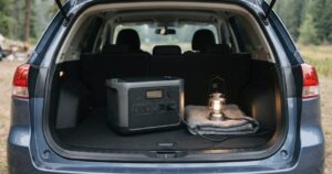 車の荷室に置かれた無地のポータブル電源本体とLEDランタン