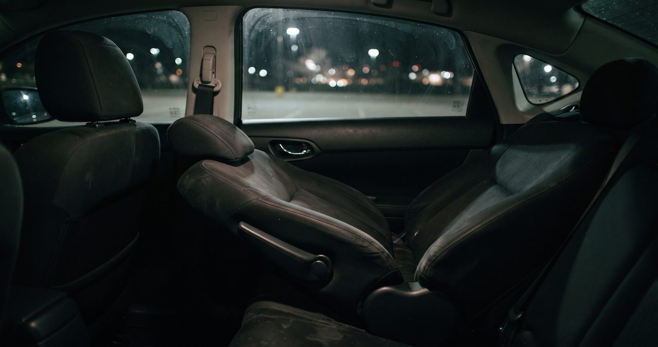 夜の車内、右側の前席のシートを大きく後ろに倒して仮眠スペースにしている様子を後部座席側から見た無人の状態
